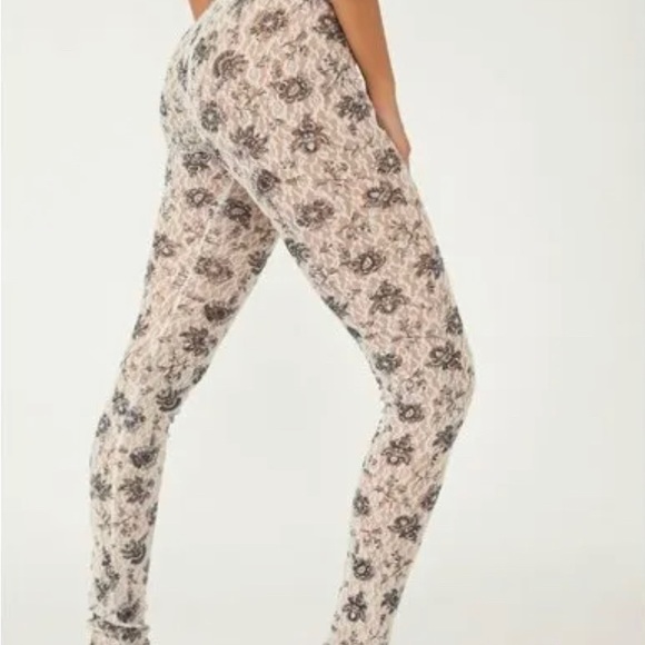 NWT{Free People}Sz XS Ivory/Blk Pattern Layered in Lace Leggings-Color-Chamoix - Picture 2 of 9